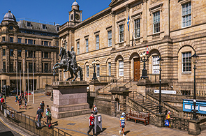 Register House Edinburgh and the statue of the Duke of Wellington